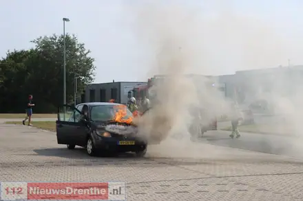Autobrand veroorzaakt veel rook aan de Oosterbracht in Emmen, vlammen slaan uit motorkap van het voertuig — foto 1 van 5