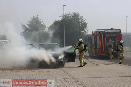 Autobrand veroorzaakt veel rook aan de Oosterbracht in Emmen, vlammen slaan uit motorkap van het voertuig — foto 4 van 5