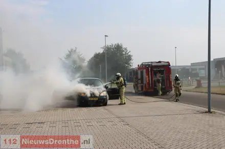 Autobrand veroorzaakt veel rook aan de Oosterbracht in Emmen, vlammen slaan uit motorkap van het voertuig — foto 5 van 5