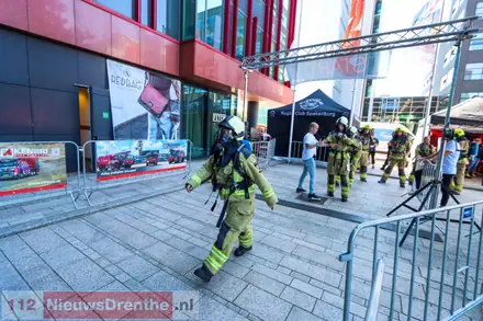 Brandweerlieden Emmer-Compascuum beklimmen 600 trappen WTC — foto 4 van 5