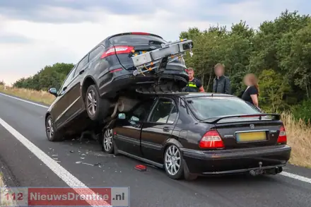 Auto’s belanden boven op elkaar na ongeval op Drentse N-weg — foto 2 van 3