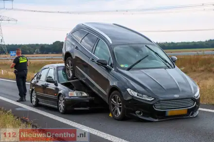 Auto’s belanden boven op elkaar na ongeval op Drentse N-weg — foto 1 van 3
