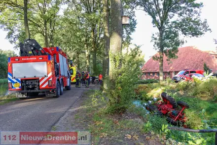 Trekker belandt in sloot in Sellingen, bestuurder bevrijd — foto 1 van 3