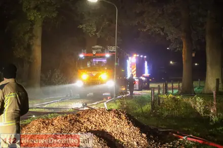 Auto en schuur gaan in vlammen op aan de Halvemaanweg in Emmen — foto 3 van 11