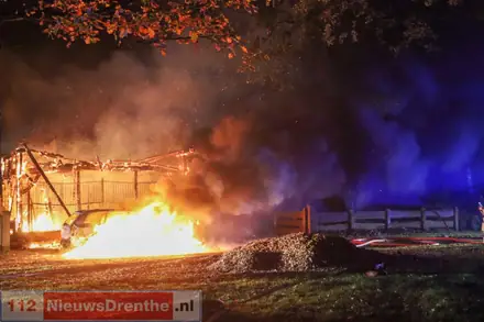Auto en schuur gaan in vlammen op aan de Halvemaanweg in Emmen — foto 5 van 11