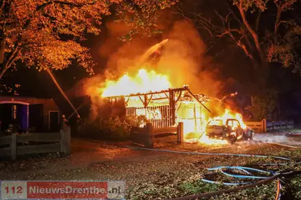 Auto en schuur gaan in vlammen op aan de Halvemaanweg in Emmen — foto 7 van 11