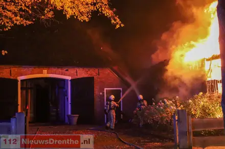 Auto en schuur gaan in vlammen op aan de Halvemaanweg in Emmen — foto 9 van 11