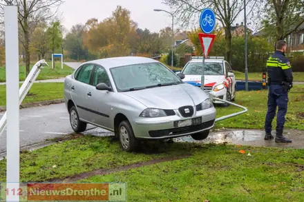 Auto belandt achterstevoren op een lantaarnpaal in Emmen — foto 2 van 6