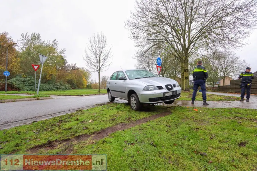Auto belandt achterstevoren op een lantaarnpaal in Emmen