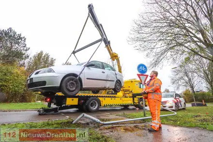 Auto belandt achterstevoren op een lantaarnpaal in Emmen — foto 4 van 6