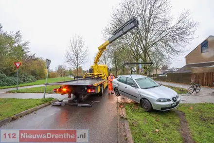 Auto belandt achterstevoren op een lantaarnpaal in Emmen — foto 5 van 6