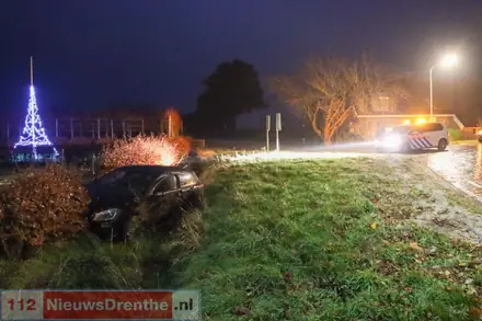 Auto raakt van de weg aan de Emmerhoutstraat in Emmen, Bestuurder aangehouden — foto 2 van 2
