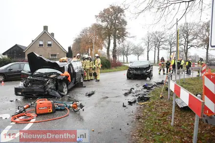 Auto’s botsen aan de Vaartweg in Hoogersmilde — foto 1 van 2