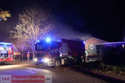 Uitslaande brand in stal in Dalen — foto 3 van 8