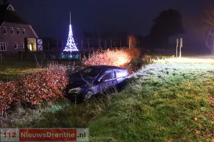Auto raakt van de weg aan de Emmerhoutstraat in Emmen, Bestuurder aangehouden — foto 1 van 2