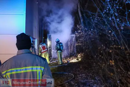 Zeecontainer brand uit aan de Waanderweg in Emmen — foto 4 van 4