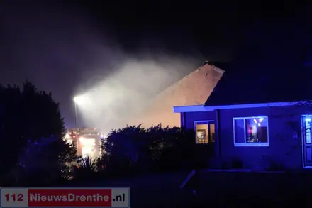 Uitslaande brand in stal in Dalen — foto 8 van 8