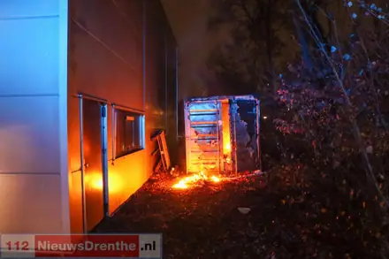 Zeecontainer brand uit aan de Waanderweg in Emmen — foto 1 van 4