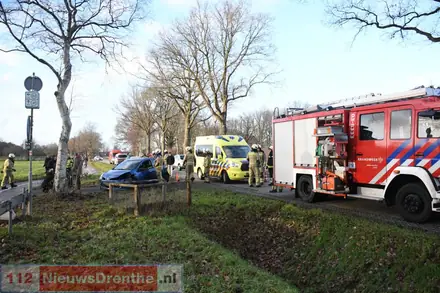 Twee voertuigen botsen op Laaghalerveen in Hooghalen — foto 1 van 2