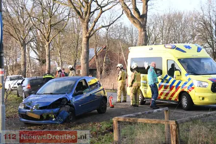 Twee voertuigen botsen op Laaghalerveen in Hooghalen — foto 2 van 2