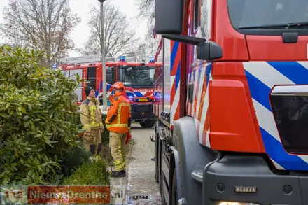 Brandweer blust brand in houtopslag in Emmen — foto 1 van 4