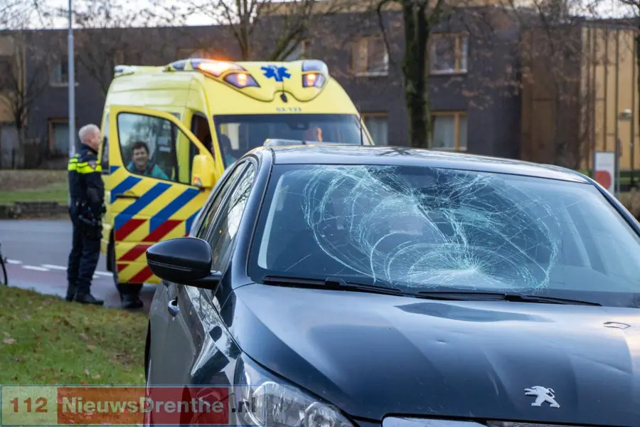Voertuig flink beschadigd bij ongeval aan de Brinkenweg in Emmen