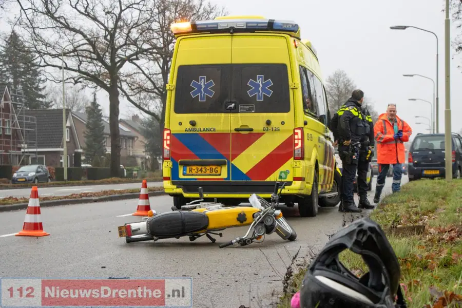 Brommerrijder gewond bij aanrijding op kruising in Emmen