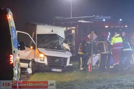Bestuurder bekneld na botsing in Nieuw-Weerdinge — foto 1 van 4