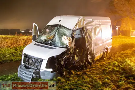 Bestuurder bekneld na botsing in Nieuw-Weerdinge — foto 3 van 4