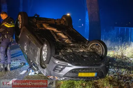 Auto botst tegen boom en slaat over de kop in Zweeloo — foto 2 van 3