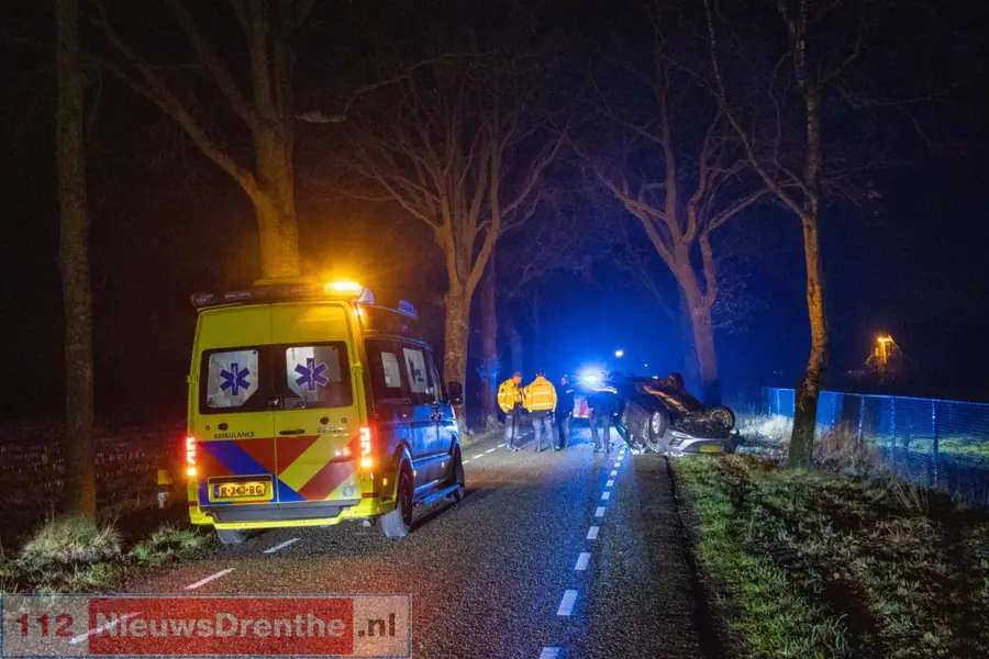 Auto botst tegen boom en slaat over de kop in Zweeloo
