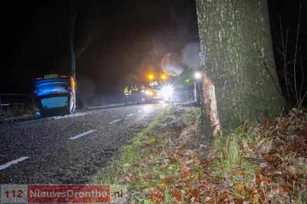 Auto botst tegen boom en slaat over de kop in Zweeloo — foto 3 van 3