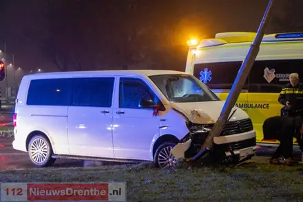 Auto botst tegen lantaarnpaal op Hondsrugweg Emmen — foto 2 van 2