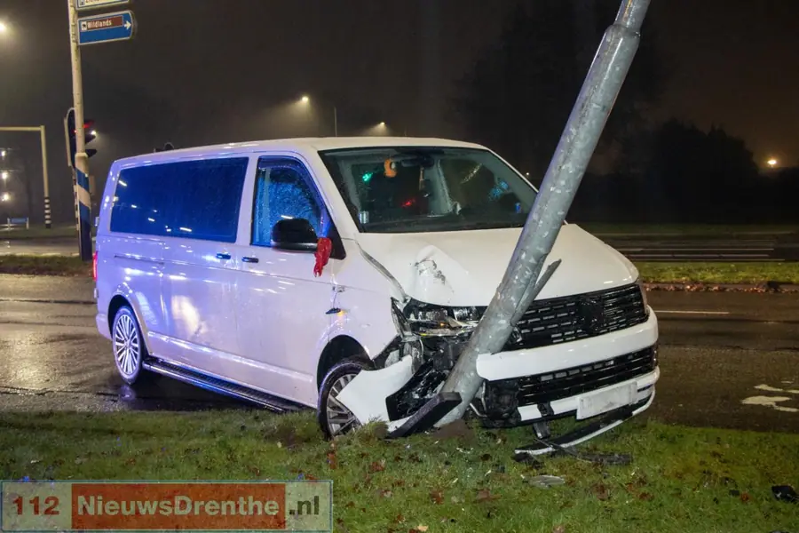 Auto botst tegen lantaarnpaal op Hondsrugweg Emmen