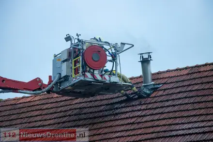 Brandweer blust schoorsteenbrand in Roswinkel — foto 2 van 3