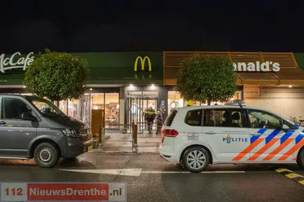 Overval bij McDonald’s in Emmen, politie zoekt tweetal — foto 1 van 5
