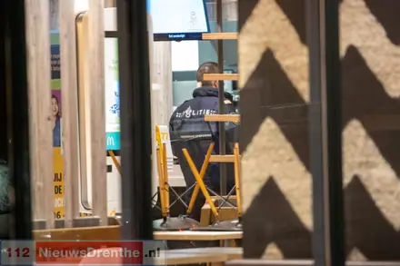 Overval bij McDonald’s in Emmen, politie zoekt tweetal — foto 3 van 5