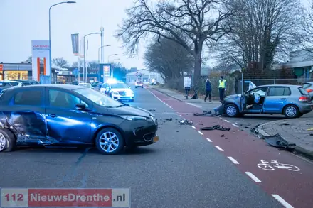 Forse schade bij ongeval tussen twee auto’s in Emmen — foto 1 van 3