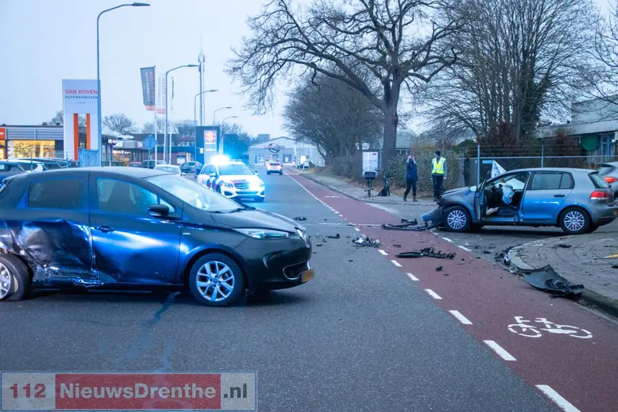 Forse schade bij ongeval tussen twee auto’s in Emmen