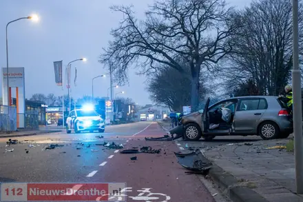 Forse schade bij ongeval tussen twee auto’s in Emmen — foto 3 van 3
