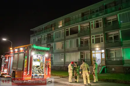 Brandweer blust brandje op zolder van trappenhuis flat in Emmen — foto 1 van 2