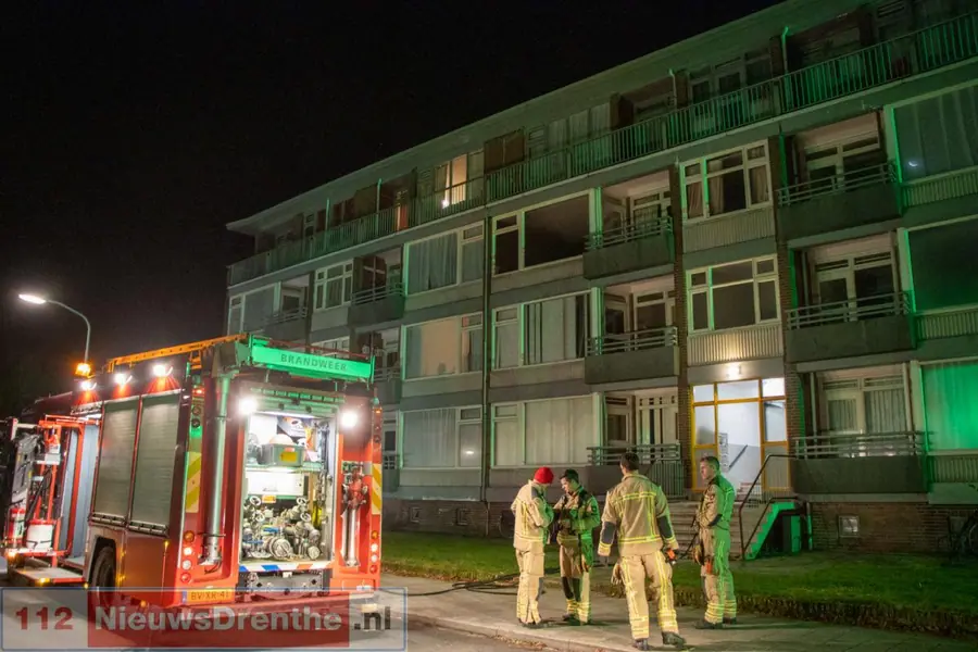 Brandweer blust brandje op zolder van trappenhuis flat in Emmen