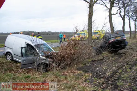 Ernstig ongeval tussen twee auto’s in Odoornerveen, drie personen bevrijd door brandweer — foto 1 van 12