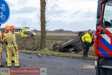 Ernstig ongeval tussen twee auto’s in Odoornerveen, drie personen bevrijd door brandweer — foto 12 van 12