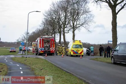 Ernstig ongeval tussen twee auto’s in Odoornerveen, drie personen bevrijd door brandweer — foto 11 van 12