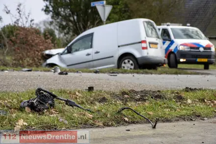 Ernstig ongeval tussen twee auto’s in Odoornerveen, drie personen bevrijd door brandweer — foto 6 van 12