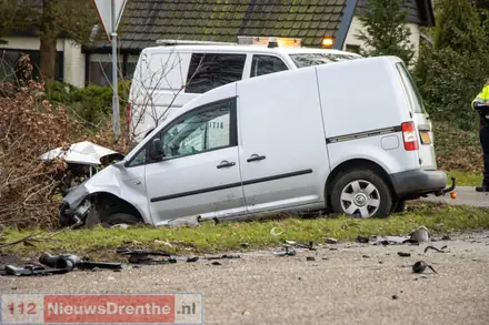 Ernstig ongeval tussen twee auto’s in Odoornerveen, drie personen bevrijd door brandweer — foto 4 van 12