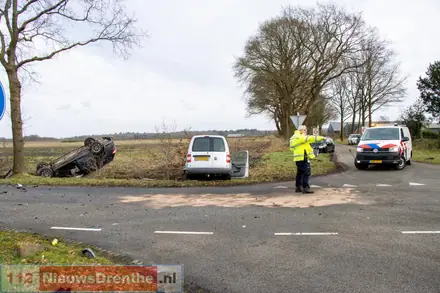 Ernstig ongeval tussen twee auto’s in Odoornerveen, drie personen bevrijd door brandweer — foto 3 van 12