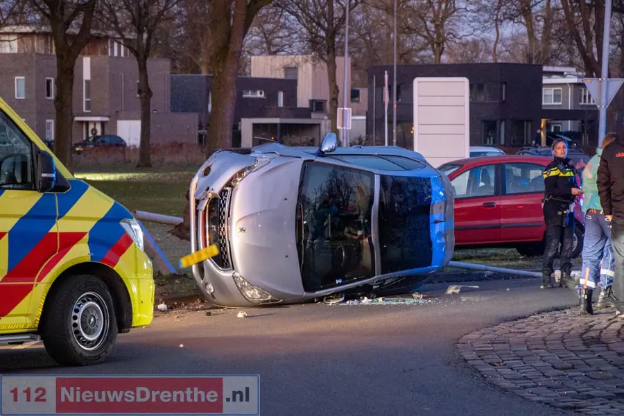 Auto ramt lantaarnpaal en belandt op zijkant in Emmen