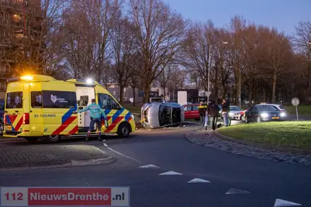 Auto ramt lantaarnpaal en belandt op zijkant in Emmen — foto 2 van 4